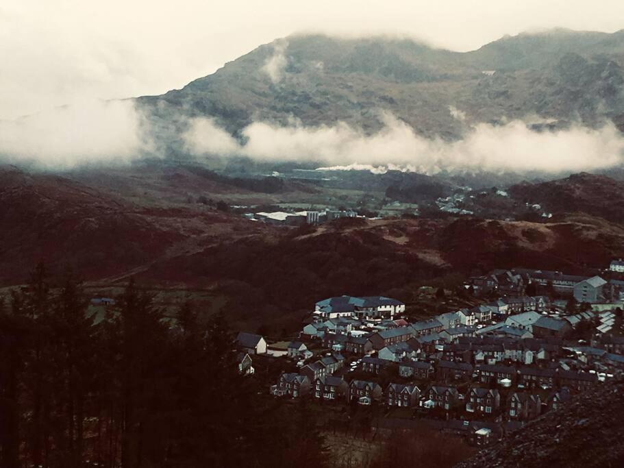 Cosy Terrace Cottage Built Into The Mountain Side. Blaenau Ffestiniog Exterior photo