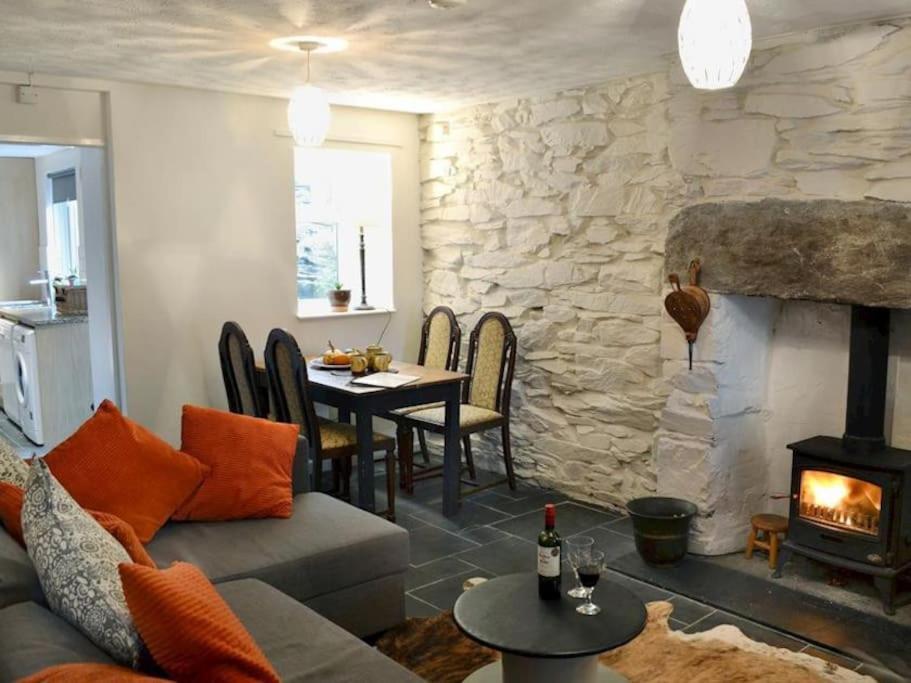 Cosy Terrace Cottage Built Into The Mountain Side. Blaenau Ffestiniog Exterior photo